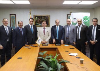 وفد برلماني يزور مجمع عمال مصر وإشادات من النواب