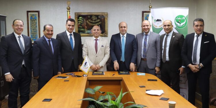 وفد برلماني يزور مجمع عمال مصر وإشادات من النواب