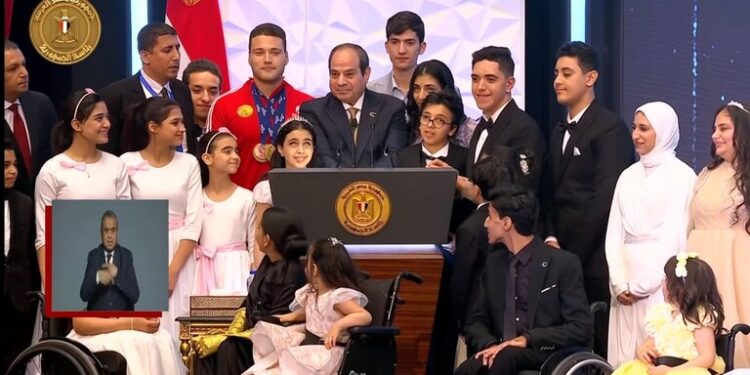 “أول مرة اشوفك بتضحك”..مزحة السيسى لمحافظ البنك المركزي،!