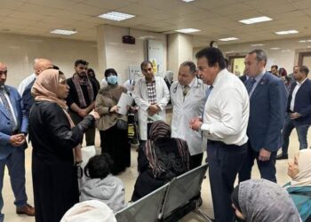 وزير الصحة يتفقد مستشفى العجوزة ويستمع لآراء المواطنين