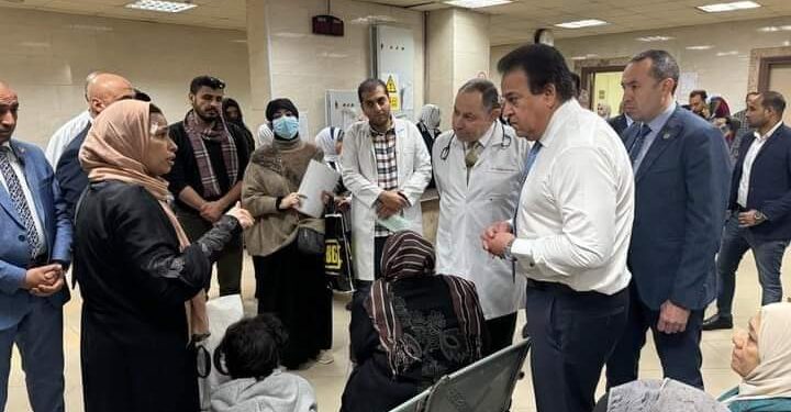 وزير الصحة يتفقد مستشفى العجوزة ويستمع لآراء المواطنين