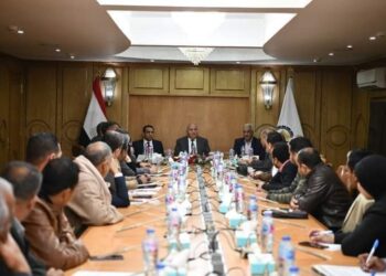 محافظ قنا يتابع الموقف التنفيذي  لمشروع تأهيل وتبطين الترع