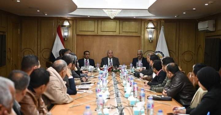 محافظ قنا يتابع الموقف التنفيذي  لمشروع تأهيل وتبطين الترع