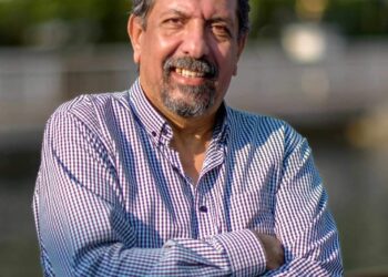 أخبروا قلوبكم أنها تستحق الفرح