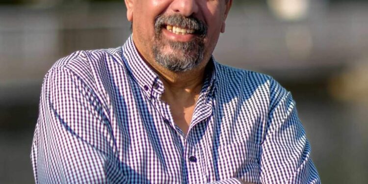 أخبروا قلوبكم أنها تستحق الفرح