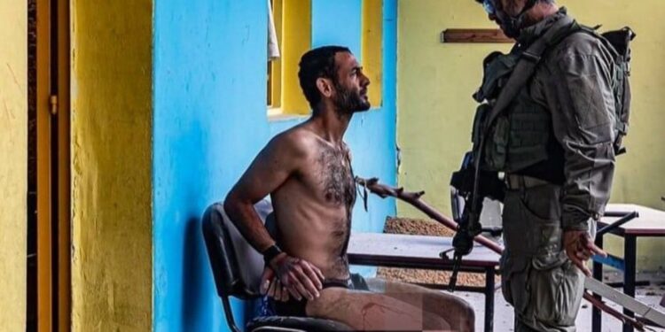 “صورة العزة والكرامة لشاب فلسطينى اسير”