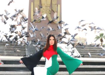 بعدسة عمرو فارس “ميرنا وليد “تبهر جمهورها بعلم فلسطين بجانب الحمام!