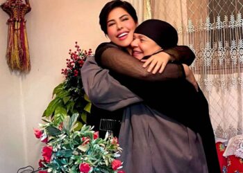 تزامنا مع احتفالات عيد الأم.. شمس الكويتية تثير الجدل بصورة مع سيدة مسنة