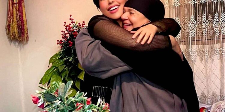 تزامنا مع احتفالات عيد الأم.. شمس الكويتية تثير الجدل بصورة مع سيدة مسنة