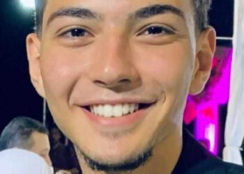 “صناعة التملق….”