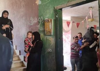 بعد تقييده بجنزير من حديد أب يقتل إبنه البالغ من العمر 16 عاما!!