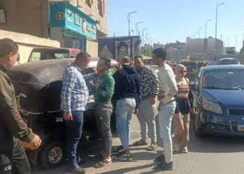 استجابة لشكاوي المواطنين ضبط  ٢٠ توك توك للسير عكس الاتجاه بالعمرانية