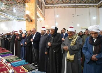 محافظ قنا يفتتح مسجد ذو النورين بدشنا ويؤدى صلاة التراويح