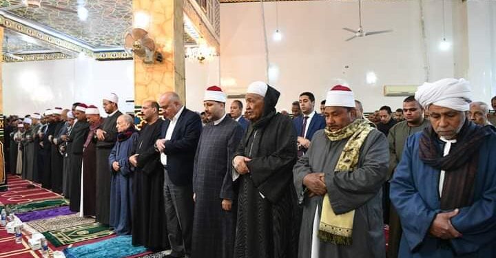 محافظ قنا يفتتح مسجد ذو النورين بدشنا ويؤدى صلاة التراويح