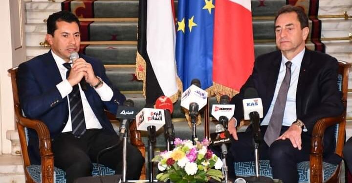 مؤتمر صحفي لوزير الشباب والرياضة والسفير الفرنسي!