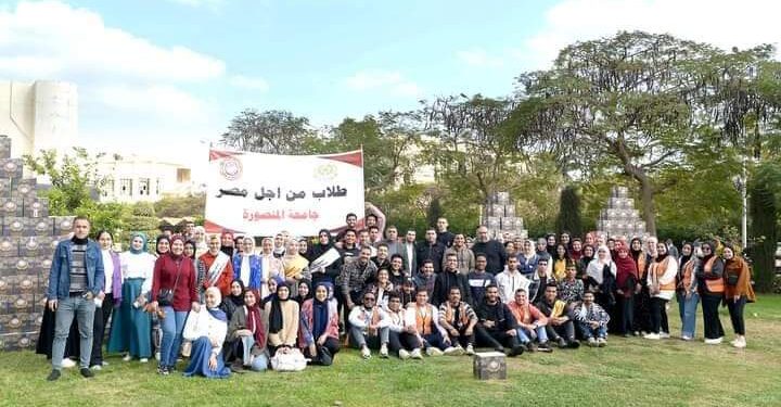 رئيس جامعة المنصورة يشهد مبادرة «كراتين الخير » لأسرة طلاب من أجل مصر