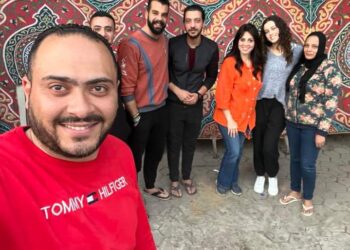 إيمان ناجي تهدي وجبات الطعام برفقة نجلتها