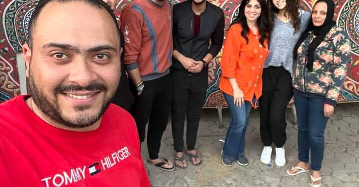 إيمان ناجي تهدي وجبات الطعام برفقة نجلتها