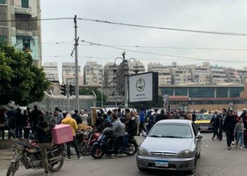 جندي بالأمن المركزي يتسلق لوحة الإعلانات أعلى محطة سيدي جابر