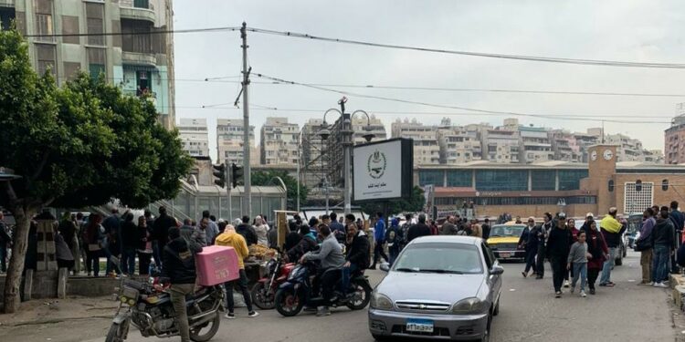 جندي بالأمن المركزي يتسلق لوحة الإعلانات أعلى محطة سيدي جابر