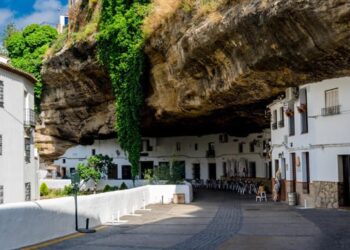 صدق أو لا تصدق.. مدينة تقع أسفل صخرة ضخمة