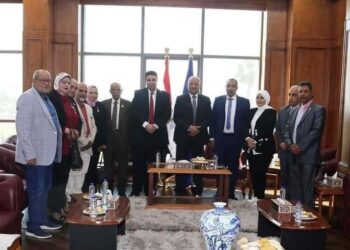 محافظ السويس يستقبل حزب الجبل الديمقراطى أمانة السويس لتقديم التهنئة لسيادتة