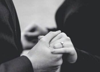 علامات في لغة الجسد تدل أن هذا الشخص مهتم بكِ حقًا.!!