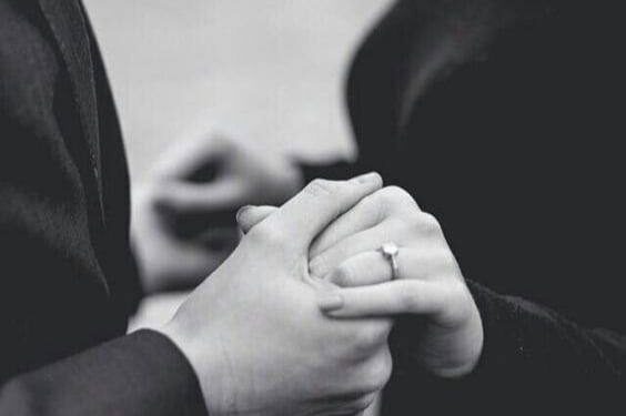 علامات في لغة الجسد تدل أن هذا الشخص مهتم بكِ حقًا.!!