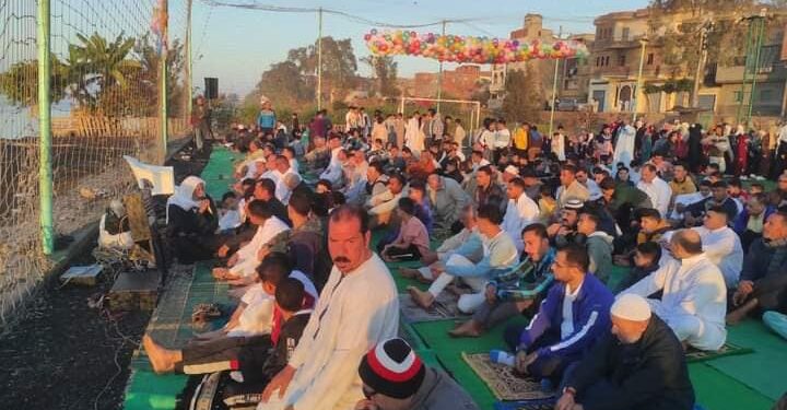 أهالي مركز شربين يؤدون صلاة عيد الفطر المبارك بساحات العيد !