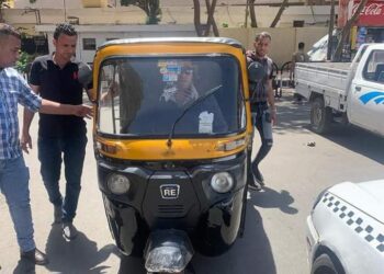 ضبط ٤٧ مركبة توك توك لإعاقة الحركة المرورية والسير عكس الاتجاه بجنوب الجيزة