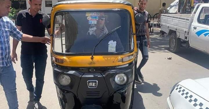 ضبط ٤٧ مركبة توك توك لإعاقة الحركة المرورية والسير عكس الاتجاه بجنوب الجيزة
