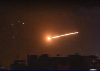 عشرات الطائرات المسيرة تهاجم إسرائيل ، وإغلاق المجال الجوى بالاردن والعراق