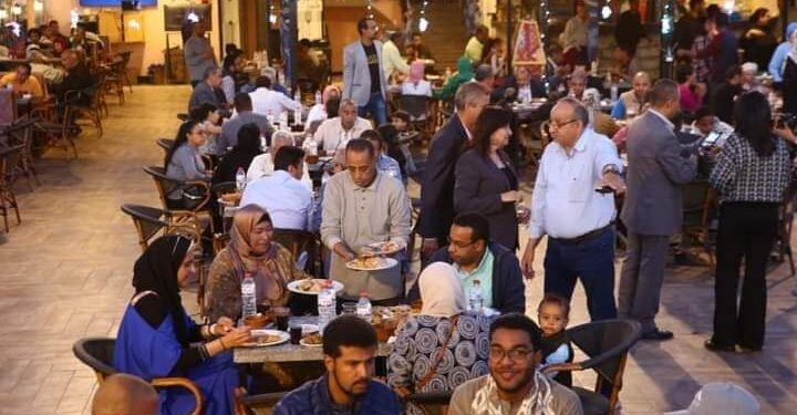 انا مصري يقيم مائدة افطار لاكثر من 300 مواطن  بالاقصر
