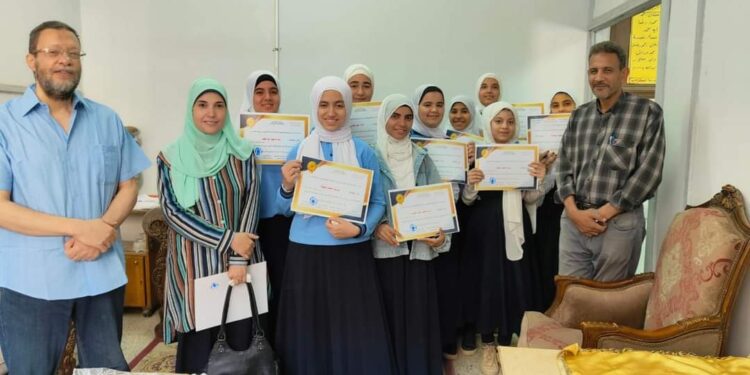 تكريم طلاب وطالبات مدرسة السلام الثانوية بنات والجزيرة في مسابقة نجم الأسبوع