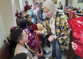 نهى خليفة تستكمل الإحتفال بعيد اليتيم وذوي الهمم بحي الجمرك