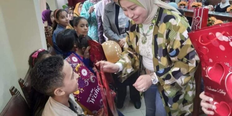 نهى خليفة تستكمل الإحتفال بعيد اليتيم وذوي الهمم بحي الجمرك