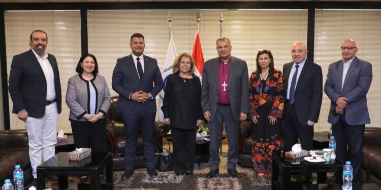 رئيس الطائفة الإنجيلية يستقبل مشيرة خطاب وطارق رضوان للتهنئة بعيد القيامة