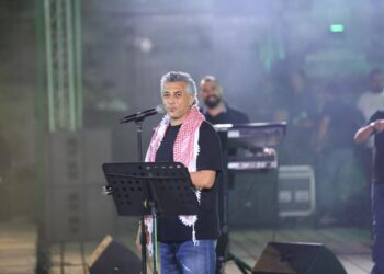 حشد جماهيري يؤازر صوت الأردن الفنان عمر العبداللات في حفله الخيري دعماً لمرضى السرطان في الأردن وغزة