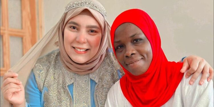 فتاة غانية مشردة في شوارع مصر تجد الأمل في “زهرة مصر”