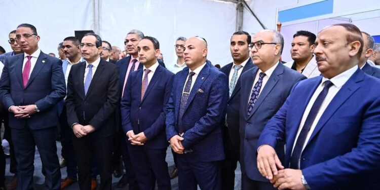 محافظ الفيوم ورئيس جامعة الفيوم يكرمان المهندس هيثم حسين 