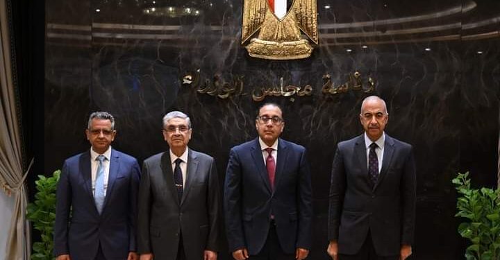 رئيس الوزراء يشهد مراسم توقيع محضري استلام الأرض لتنفيذ مشروعين لإنتاج الكهرباء من طاقة الرياح بغرب سوهاج