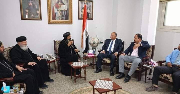 السكرتير المساعد لمحافظة الجيزة يزور مطرانية أطفيح للتهنئة بعيد القيامة المجيد