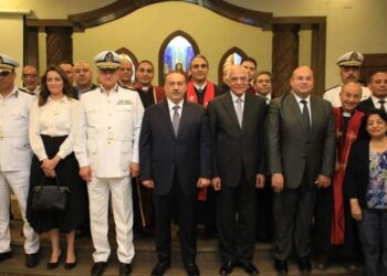 محافظ الجيزة يزور ويقدم تهنئته بعيد القيامة المجيد لكنيسة الإنجيلية بالجيزة 