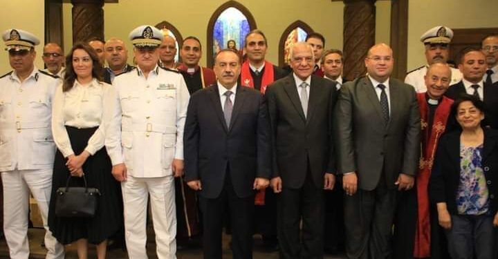 محافظ الجيزة يزور ويقدم تهنئته بعيد القيامة المجيد لكنيسة الإنجيلية بالجيزة