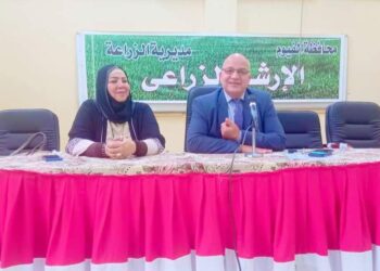 ابوطالب يجتمع بالموظفين الملحاقين من الإدارات المركزية بمديرية الزراعة بالفيوم