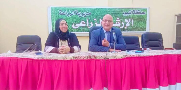 ابوطالب يجتمع بالموظفين الملحاقين من الإدارات المركزية بمديرية الزراعة بالفيوم