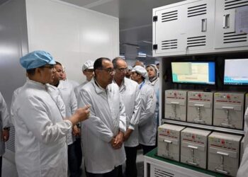 رئيس الوزراء يتفقد مصنع شركة “فيفو” للهواتف الذكية