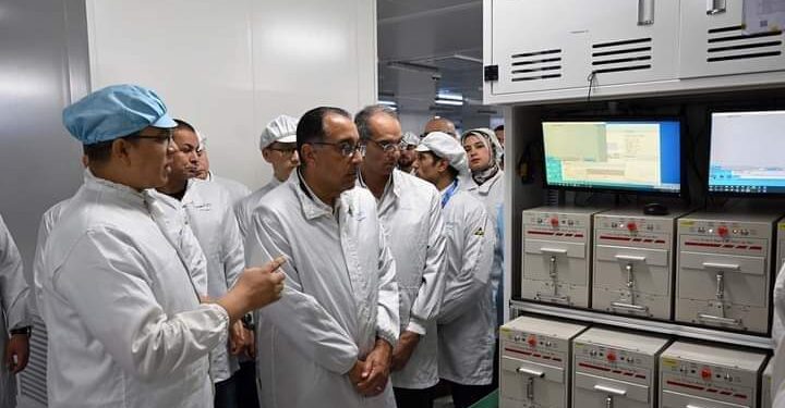 رئيس الوزراء يتفقد مصنع شركة “فيفو” للهواتف الذكية