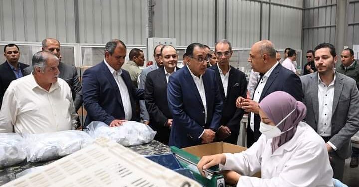 رئيس الوزراء يواصل جولاته في مصانع العاشر من رمضان
