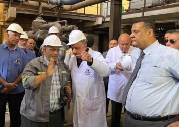 وزير قطاع الاعمال ومحافظ قنا في جوله تفقدية بألومنيوم نجع حمادي